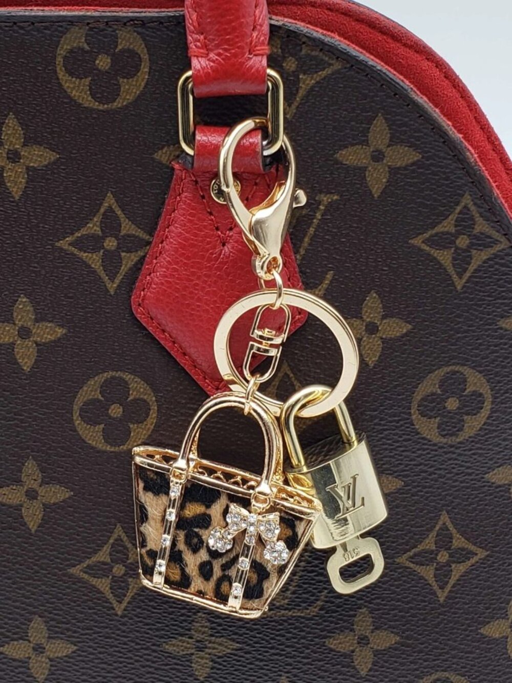 LV Gold Padlock 🔑 Authentic Louis Vuitton Charm + Unbranded Bag Keychain - Picture 8 of 8